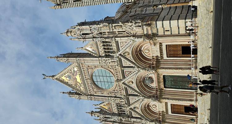 Catedral de Siena con fachada frontal ornamentada.
