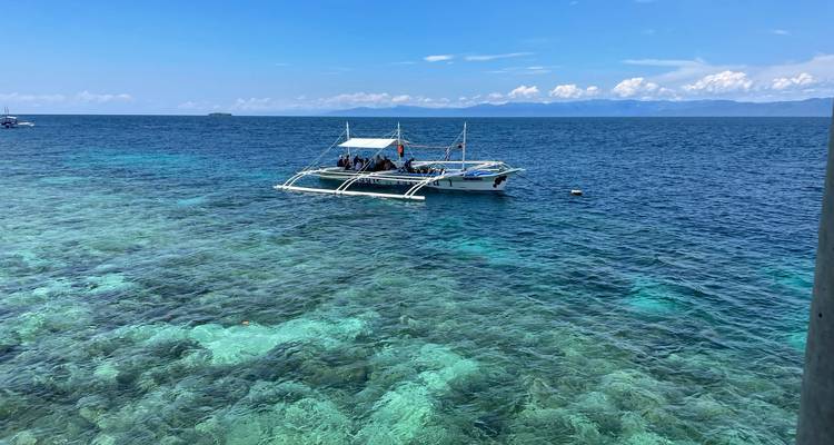 Des gens sur un bateau dans une eau de mer claire.