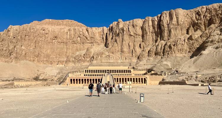 Grupo de personas caminando hacia el Templo de Hatshepsut.