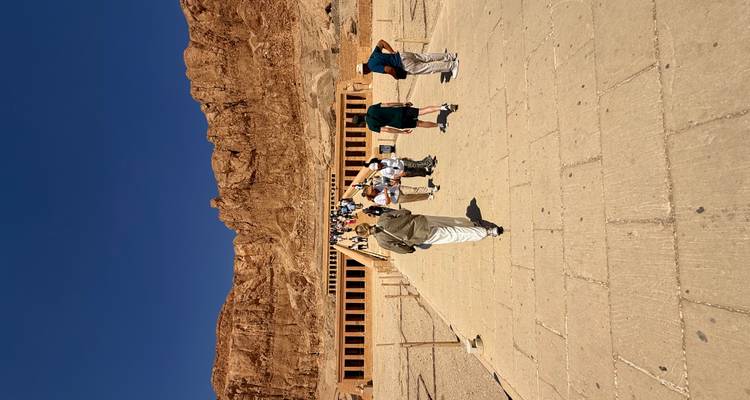 Des touristes marchant vers le temple funéraire d'Hatchepsout.