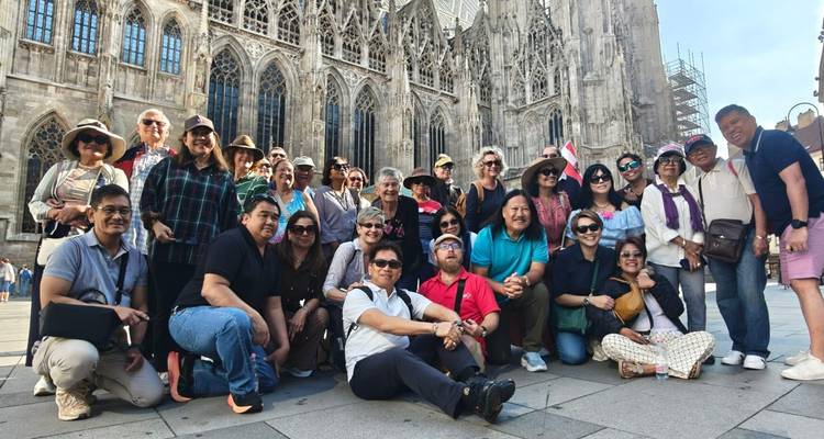 Gruppenfoto vor einer gotischen Kathedrale.