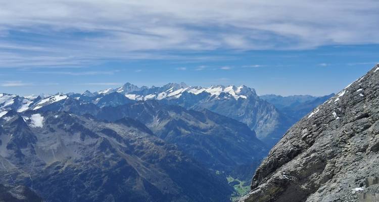Pics enneigés avec un ciel bleu dégagé