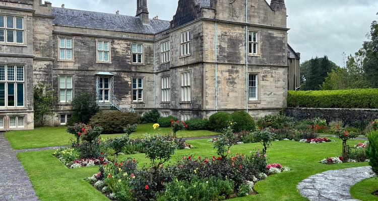 Historisch gebouw met goed onderhouden tuin.