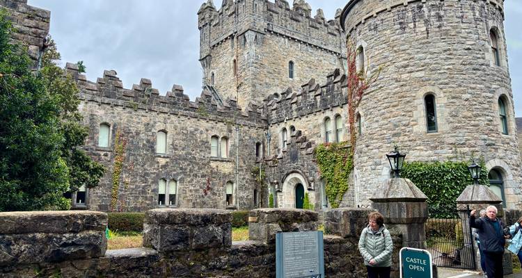 Kasteel met torens, bezoekers buiten.