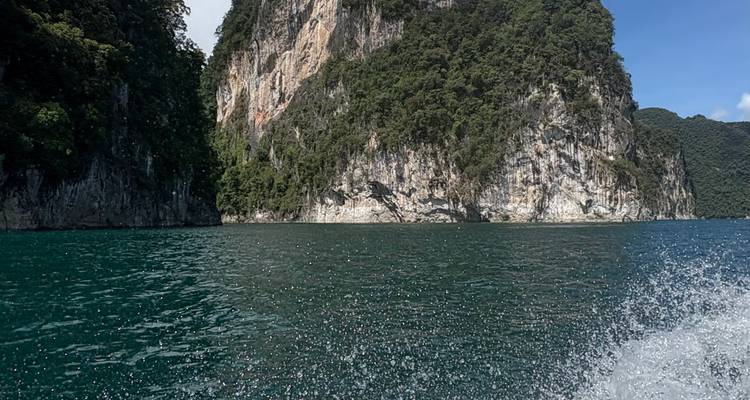 Vista del acantilado sobre el océano con agua cristalina.