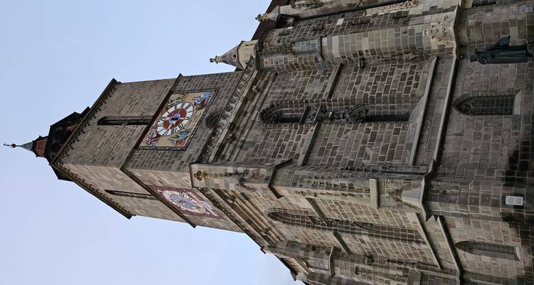 Grande église de pierre avec façade ornée