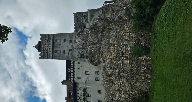 Château au sommet d'une falaise rocheuse