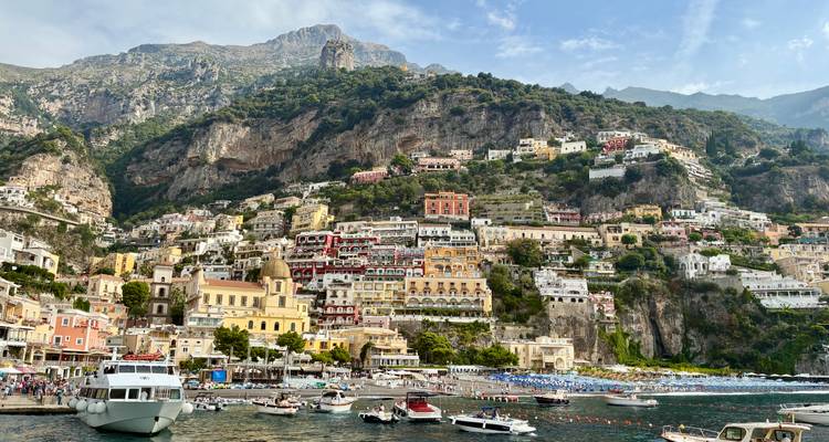 Les bâtiments colorés de Positano dévalant la colline jusqu'à la mer.