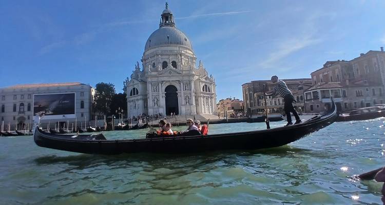 Une gondole sur l'eau avec vue sur une église historique.