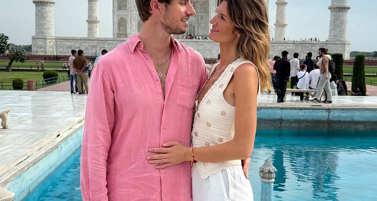 Pareja abrazándose frente al Taj Mahal.