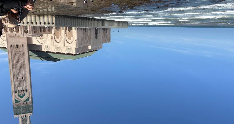 Vista de la Mezquita Hassan II junto al mar.