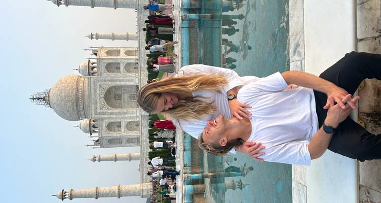 Couple s'embrassant avec le Taj Mahal en arrière-plan.