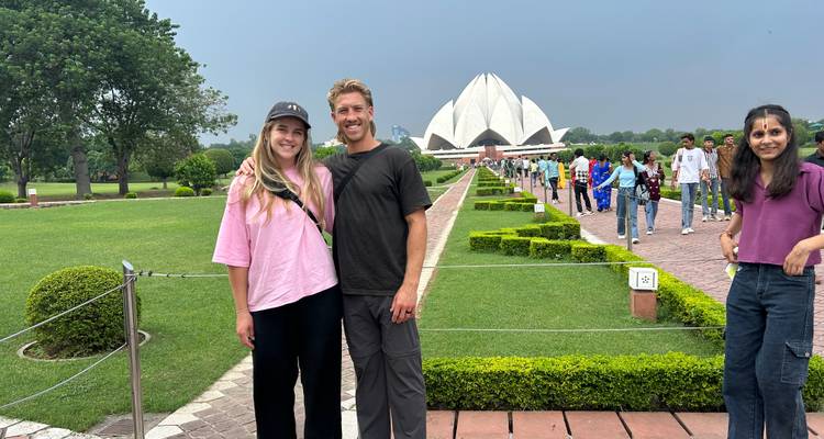 Couple posant devant le temple du Lotus.