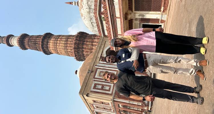Photo de groupe devant le Qutub Minar.