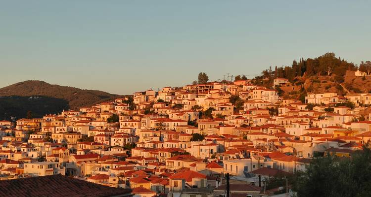 Vue d'une ville pittoresque au sommet d'une colline au coucher du soleil.