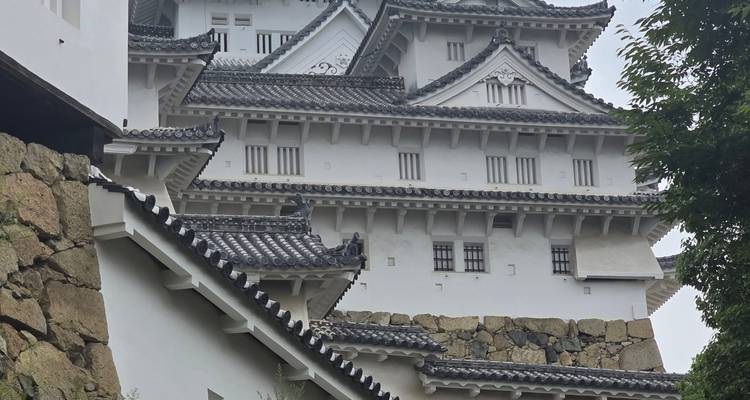 Architecture traditionnelle de château japonais avec base en pierre.