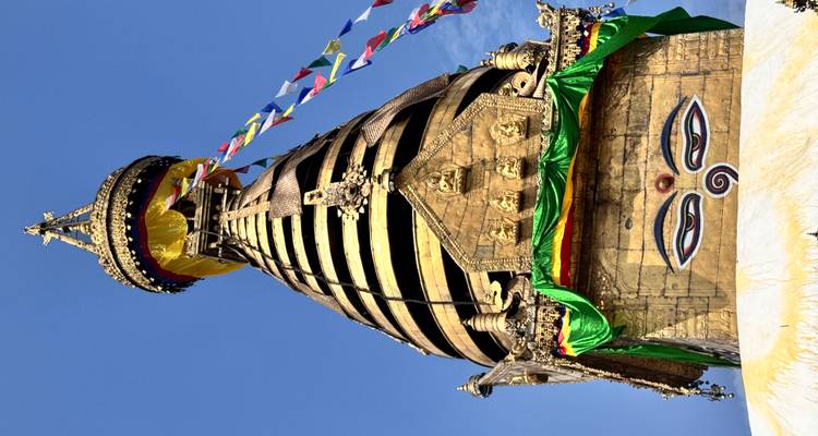 Gouden stupa versierd met kleurrijke gebedsvlaggen.