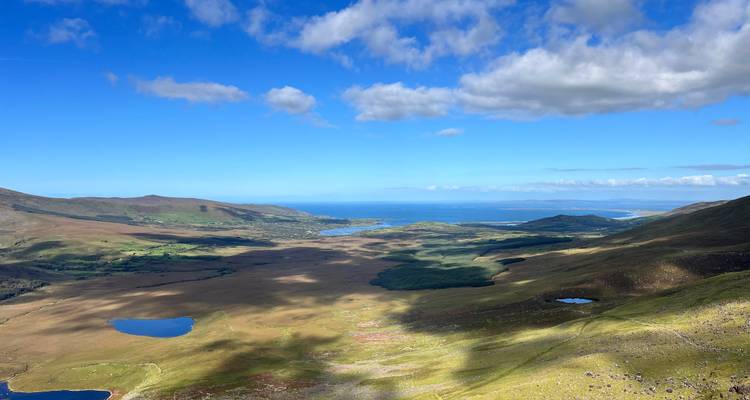 Een weids landschapszicht van bergen en valleien.