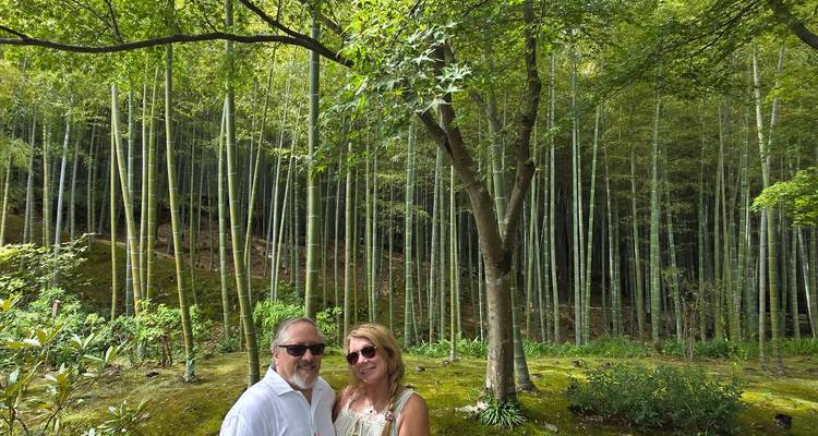 Pareja posando en un bosque de bambú.