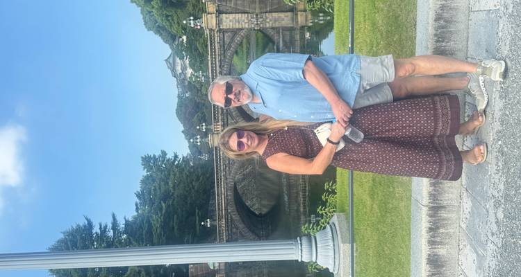 Couple posant près d'un pont historique avec un château.