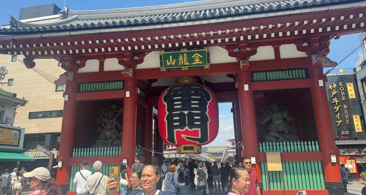 Rue bondée au temple Senso-ji avec une porte et une lanterne.