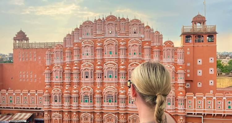 Mujer contemplando el Hawa Mahal en Jaipur.