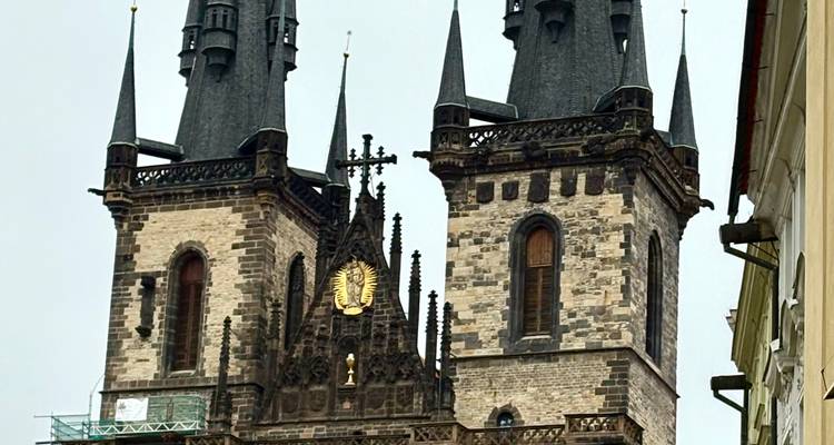 Gros plan de l'église Notre-Dame-du-Týn, Prague.