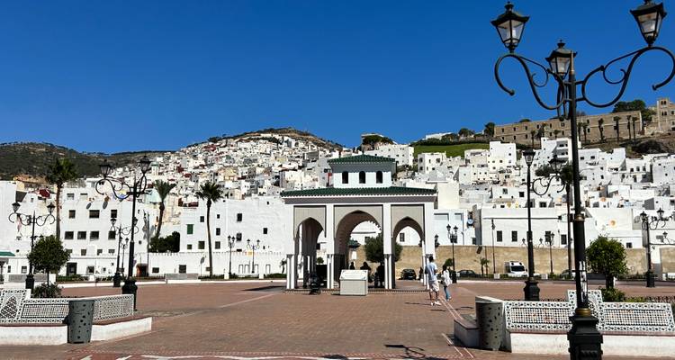 Place publique avec architecture marocaine traditionnelle, Tétouan.