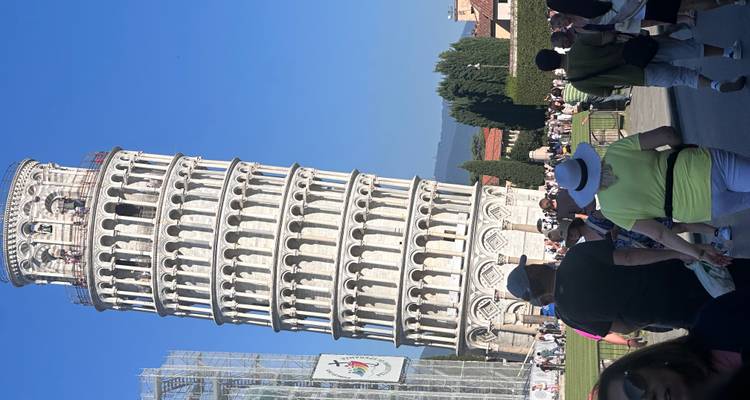 Une foule de touristes devant la tour de Pise.