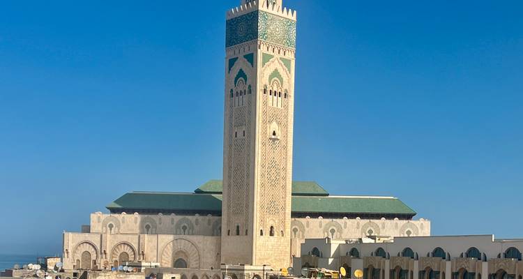 Une grande mosquée avec un minaret élancé.