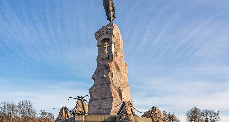 Impressionnant monument de pierre sous un ciel bleu dégagé.