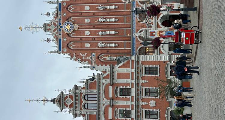 Edificios históricos de colores brillantes con una multitud.