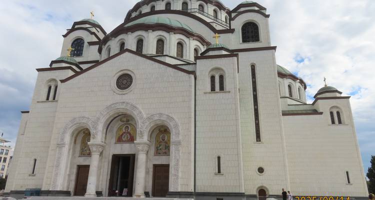 Église Saint-Sava avec un ciel nuageux.