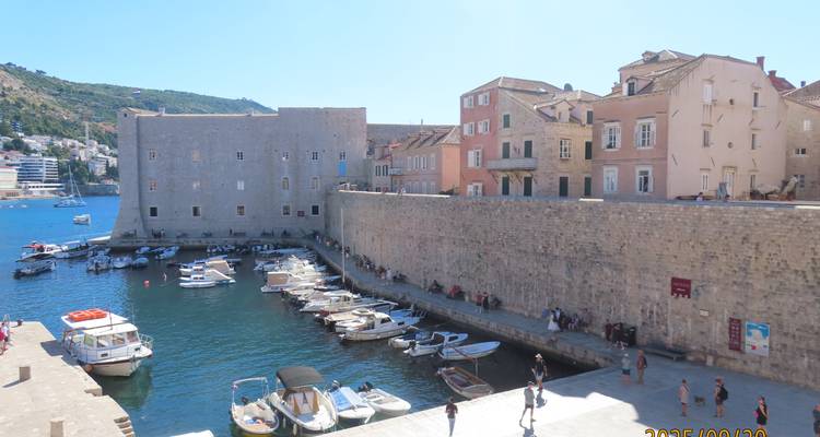 Des bateaux amarrés près des remparts historiques de Dubrovnik.