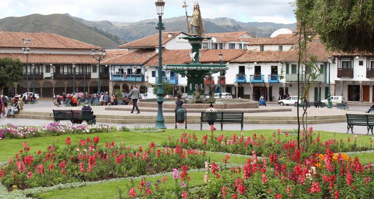 Fontaine et jardins fleuris sur une place de ville