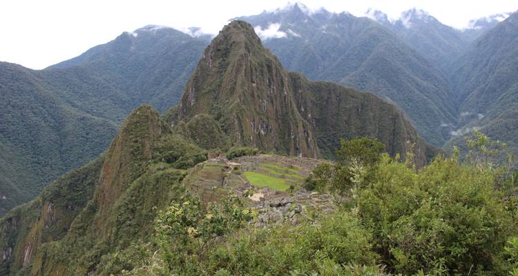 Vue large du Machu Picchu avec les montagnes environnantes