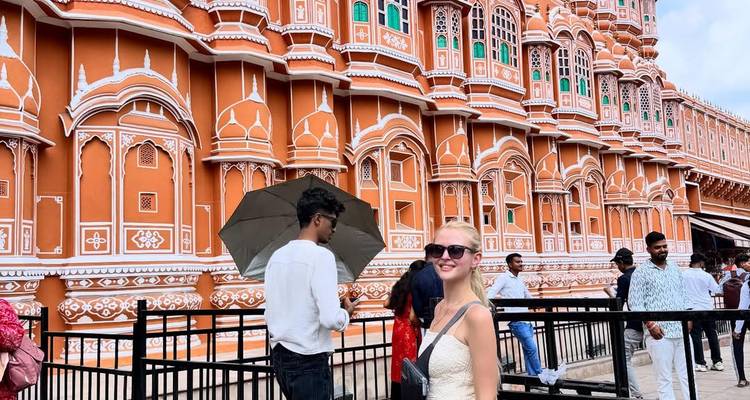 Visiteurs devant le Hawa Mahal à Jaipur, en Inde.