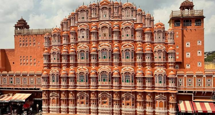 Hawa Mahal à Jaipur, Inde avec un ciel dégagé.