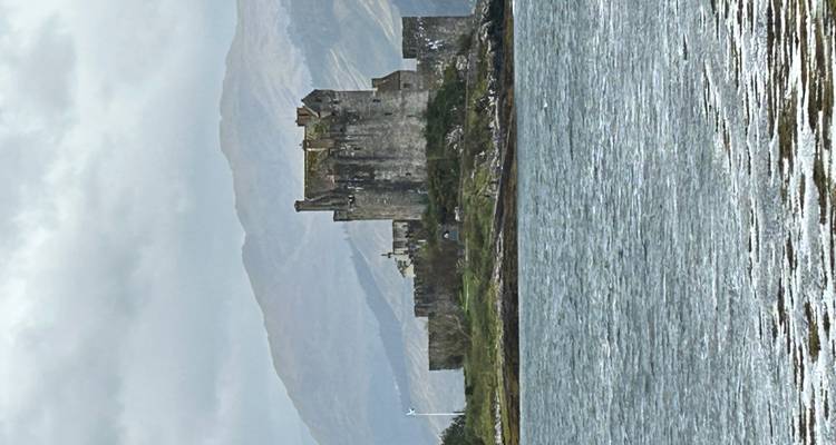 Le château d'Eilean Donan en Écosse par une journée nuageuse.