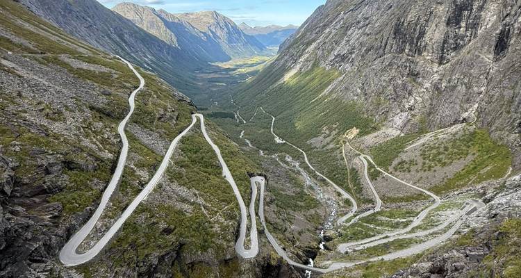 Eine kurvenreiche Straße durch steiles Berggelände.