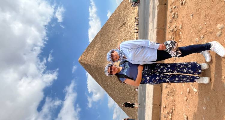 Deux personnes posant devant une grande pyramide.