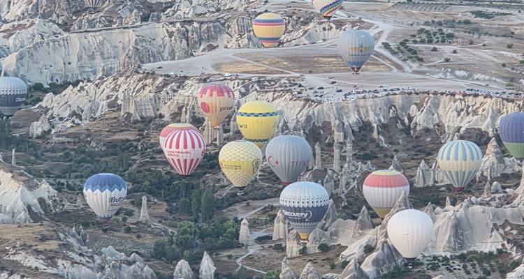 Montgolfières au-dessus d'un terrain rocheux.