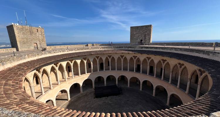 Forteresse circulaire vue d'en haut avec la mer au loin.