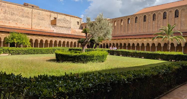 Cour d'un monastère italien avec des haies soigneusement taillées