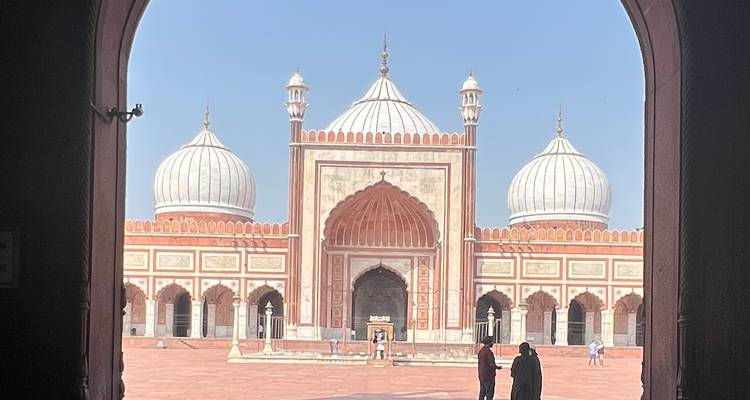 Grande mosquée avec des gens qui marchent dans la cour
