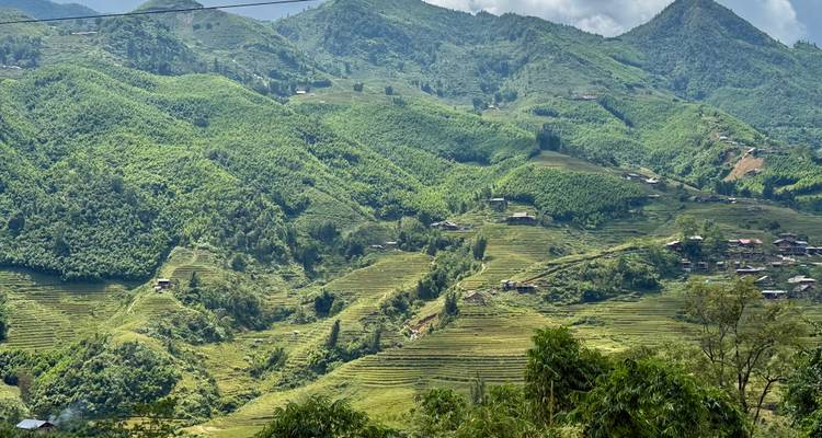 Vaste paysage en terrasses sous un ciel nuageux.