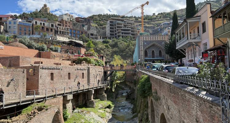Un cadre urbain animé avec des bâtiments historiques et une architecture moderne.