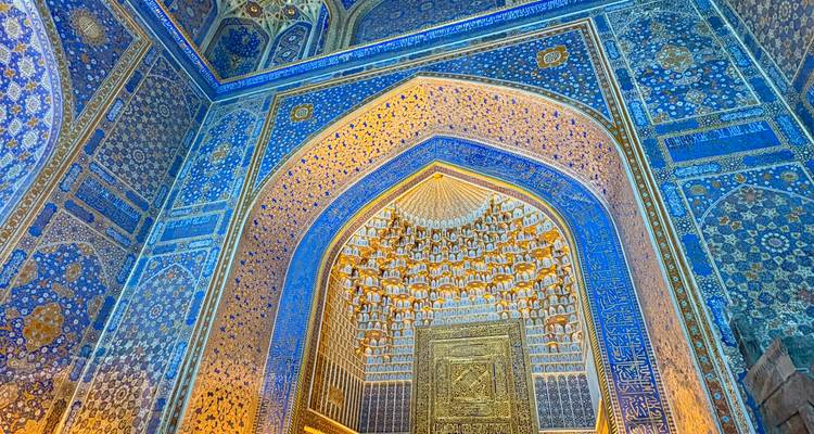 Ingewikkelde mozaïek- en tegelwerk in een historisch gebouw.