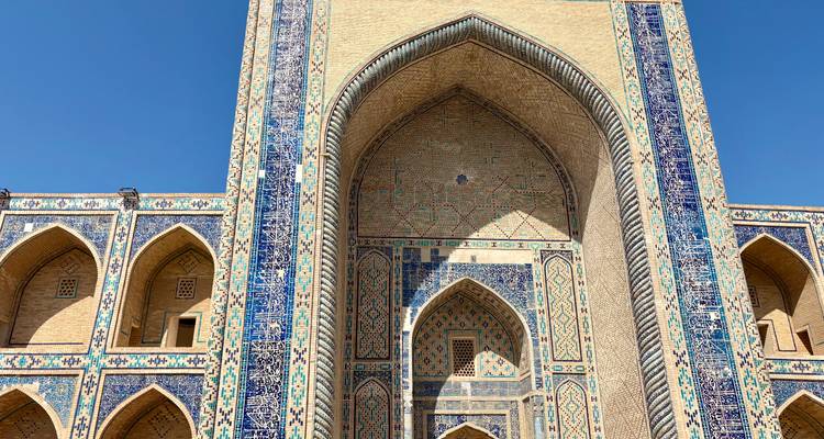 Grote moskee-ingang met gedetailleerd tegelwerk.