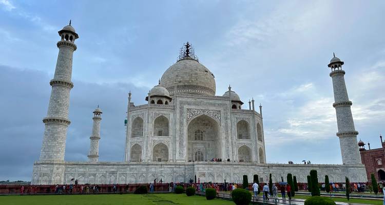 Mausolée emblématique en marbre blanc sous un ciel nuageux.